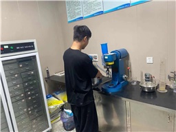 夏季聚羧酸減水劑易發(fā)霉變質(zhì)，可以如何解決？